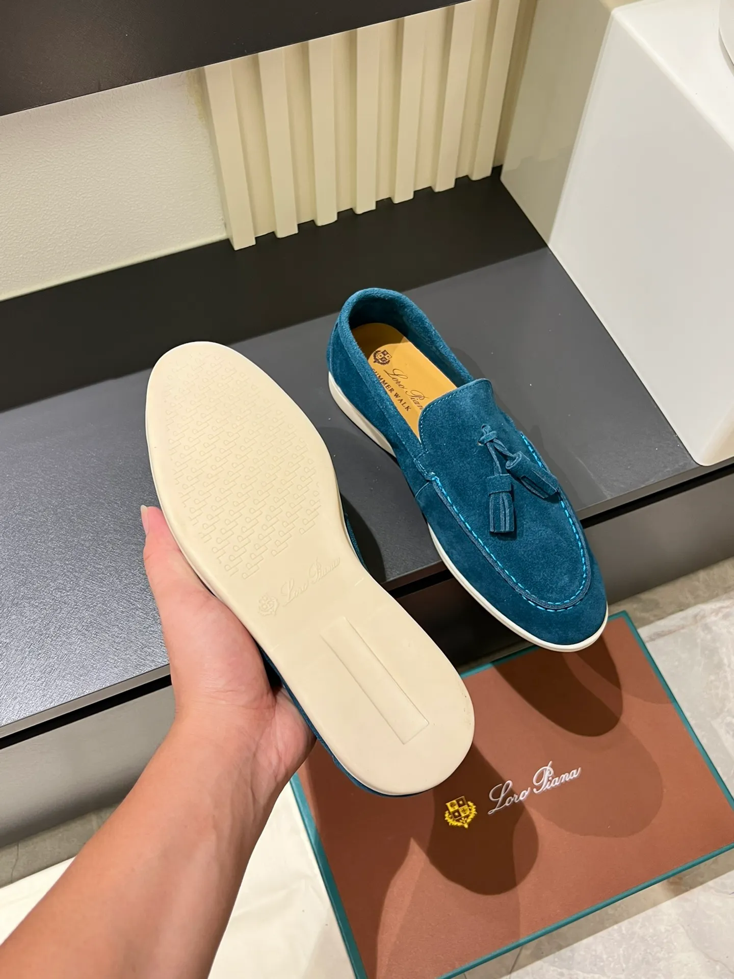 Men's shoes 💰p360 "Loro men's shoes 💰pian'*" Classic L men's shoes for couples 💰p Top version British flat loafers, a must-have item in old money style, the minimalist design is eye-catching and durable, a plus point for dressing The soft foot feel and texture are outstanding. They don’t scratch your feet and are very nice. They are matched with soft and waxy soles. They can be worn daily for a long time without getting tired. They are easy to wear, versatile and classic items, with perfect foot feel and texture! Imported cashmere fabric, the lining is made of imported A-grade water-dyed cow lining, the top version of the genuine leather midsole is sewn with pure handmade mark thread! Size: Female 35-40 (34. Customized) Male 38-44 (45.46. Customized)